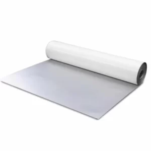 Mata ochronna o metalicznym - aluminiowym kolorze na białym tle.